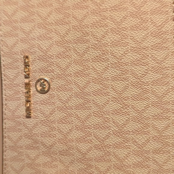 Michael Kors - Picture 2 of 4